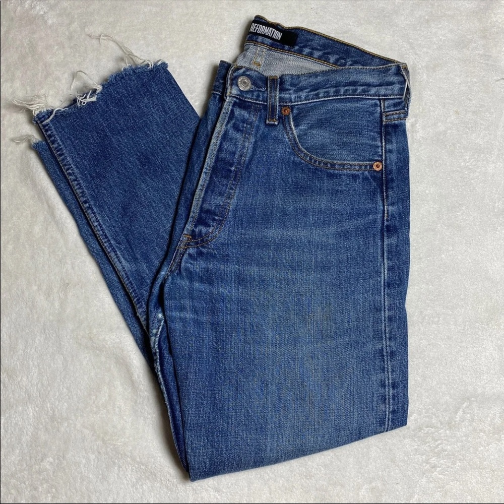 Reformation x vintage Levis back seamed cropped Jean.
Size 25.